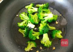 Illustration of how to make garlic broccoli 6