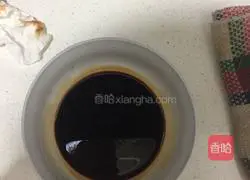 Illustration of how to mix dry silk with soy sauce 2