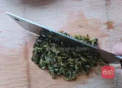 Illustration of how to stir-fry shredded bamboo shoots and pickled vegetables with fragrant dried vegetables 5