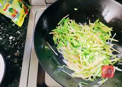 Illustration of how to make green pepper and potato shreds 4