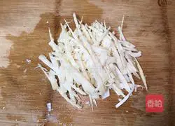 Illustration of how to make shredded bitter bamboo shoots cold with red oil 5