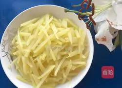 Illustration of how to make green pepper and potato shreds 1