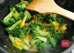 Illustration of how to stir-fry broccoli with yellow pepper 15