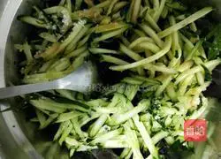 Illustration of how to mix cucumber shreds with fungus 4