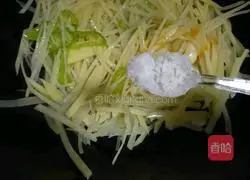 Illustration of how to make spicy and sour potato shreds 6