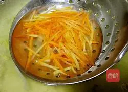 Illustration of how to make cold mung bean sprouts 4