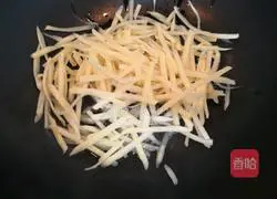 Illustration of how to make green pepper and potato shreds 7