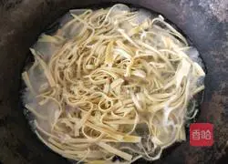 Illustration of how to make cold spinach and dried tofu skin 5