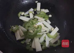 Illustration of how to stir-fry the bitter melon and yam slices 7