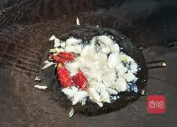 Illustration of how to stir-fry pumpkin shreds with dry pepper 5