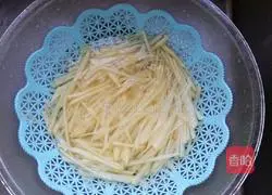 Illustration of how to make fried shredded potatoes 1