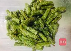 Illustration of how to make dry stir-fried beans 5