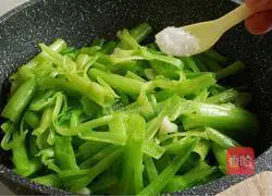 Illustration of how to make stir-fried spinach stalks 7