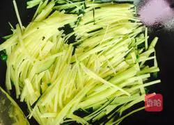 Illustration of how to stir-fry pumpkin shreds 4