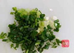 Illustration of how to stir-fry cabbage with three dices 2