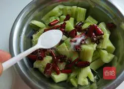 Xinwen Gourmet Hot and Sour Cucumber Recipe Illustration 6