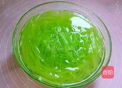 Illustration of how to make cold shredded lettuce 4