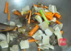 Illustration of how to stir-fry king oyster mushrooms with asparagus and seasonal vegetables 3