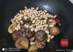 Illustration of Braised Chicken Feet with Abalone Sauce and Mushrooms 6