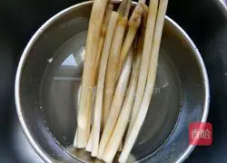 Illustration of how to make spicy and sour lotus root tips 2