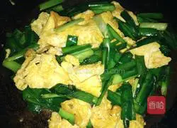 Illustration of how to make scrambled eggs with leeks 6