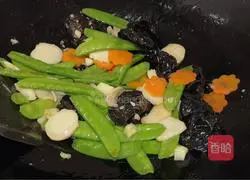Illustration of how to stir-fry snow peas and vegetables 9