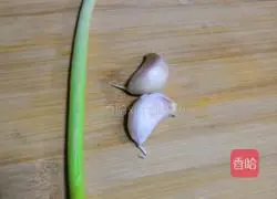 Illustration of how to stir-fry cabbage with fungus 4