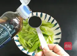 Illustration of how to mix celery and peach kernels 8