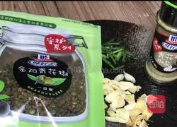 Hands Illustration of how to tear cabbage 2