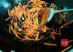 Illustration of how to make fried carrots and enoki mushrooms 6