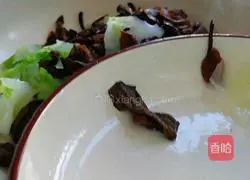 Illustration of how to make stir-fried dried mushrooms and cabbage 3