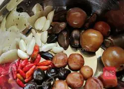 Illustration of how to make spicy and sour chicken feet 1