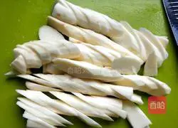 Illustration of how to make fried yam with fungus 3