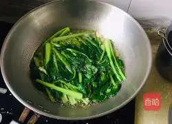 Illustration of how to mix Chinese cabbage with vermicelli 4