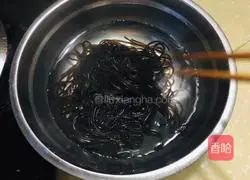 Illustration of how to mix fern root powder with soy sauce 3