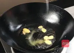 Illustration of how to stir-fry luffa with green pepper 6