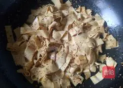 Illustration of making spicy cumin dried tofu 18