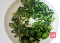 Illustration of how to make quick pickled cucumbers and pickles 9