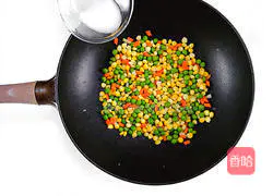 Illustration of how to stir-fry corn, sweet peas and pine nuts 5