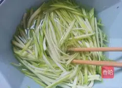 Illustration of how to make cold zucchini shreds 3