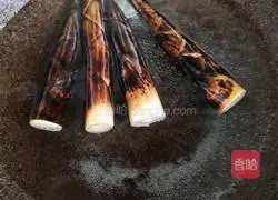 Illustration of how to peel bamboo shoots by hand 3