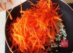 Illustration of how to make minced garlic and carrot shreds 8
