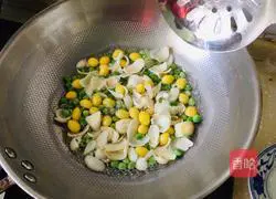 Illustration of how to make fried lilies with ginkgo green beans 4