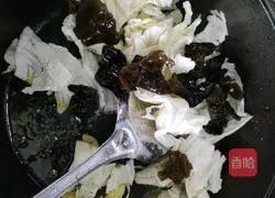 Illustration of how to make vinegar cabbage and fungus 4