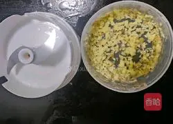 Illustration of how to mix plum vegetables and shredded bamboo shoots with rice noodles 3