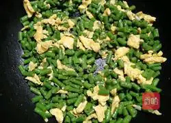 Illustration of how to make beans and scrambled eggs 10