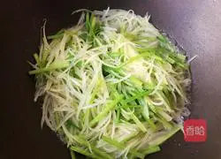 Illustration of how to make fried potato shreds with celery 8