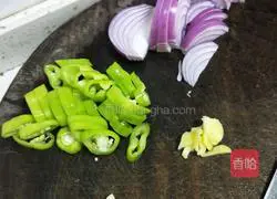 Illustration of how to make stir-fried pickled cabbage 3
