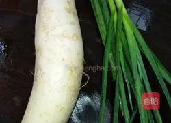 Illustration of how to stir-fry shredded radish with garlic sprouts 1