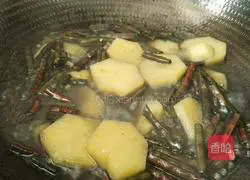 Illustration of how to make fried red cowpeas with potatoes 13